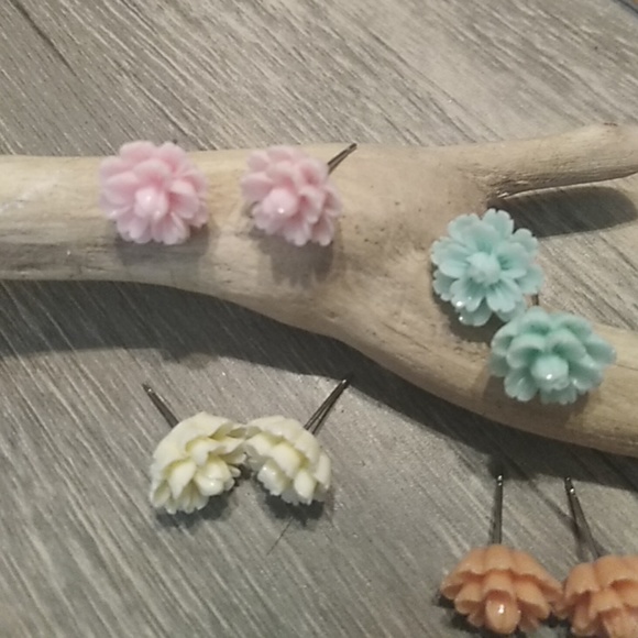 🎆 3 for $15🎆 chrysanthemum earrings - Picture 2 of 3